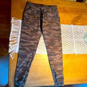 Zyia camo joggers